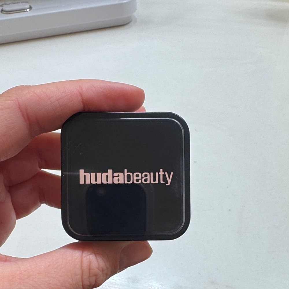 HUDA BEAUTY Black Compact - Picture 2 of 4